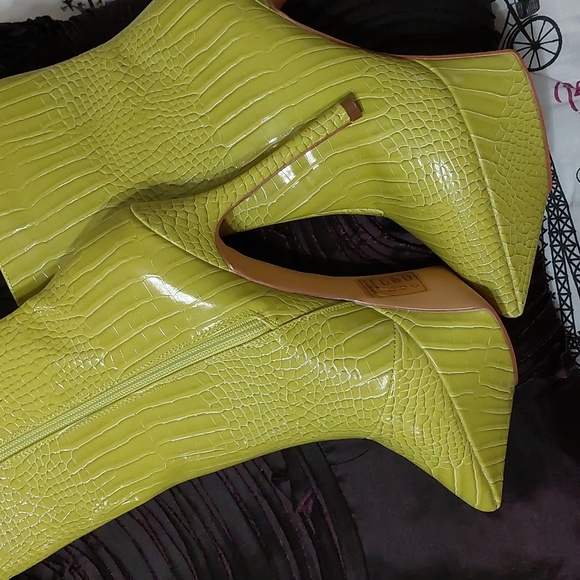 Some really cool..boots - Picture 5 of 9